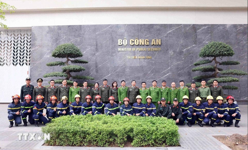 Trung tướng Lê Văn Tuyến, Thứ trưởng Bộ Công an và đoàn công tác cứu nạn, cứu hộ chụp ảnh chung trước giờ lên đường làm nhiệm vụ. (Ảnh: Phạm Kiên/TTXVN)