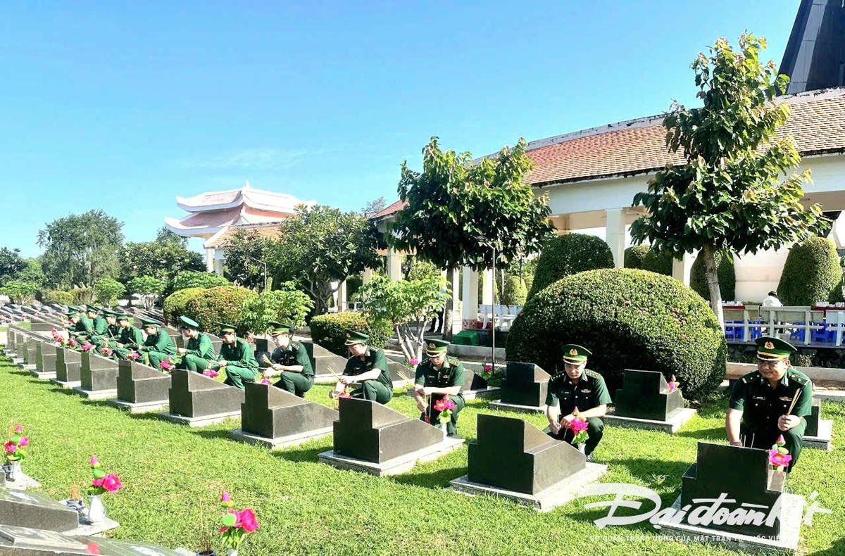 Cán bộ, chiến sĩ Đồn Biên phòng Cần Thạnh, xã Cần Giờ tổ chức dâng hương, dâng hoa, viếng Nghĩa trang Liệt sĩ Rừng Sác. Ảnh: Quang Anh.