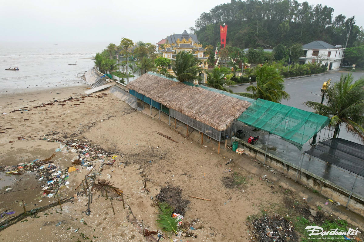 Ngoà lều quán được dựng tạm bợ, mộ số khác chiếc lán kiên cố, được dựng lên bởi những cột trụ bằng sắt, khoan thằng vào kè Lạch Trường. Phía sau lán là nơi chứa rác thải, có loại chưa đốt, có loại đã được đốt. Ảnh: Đình Minh