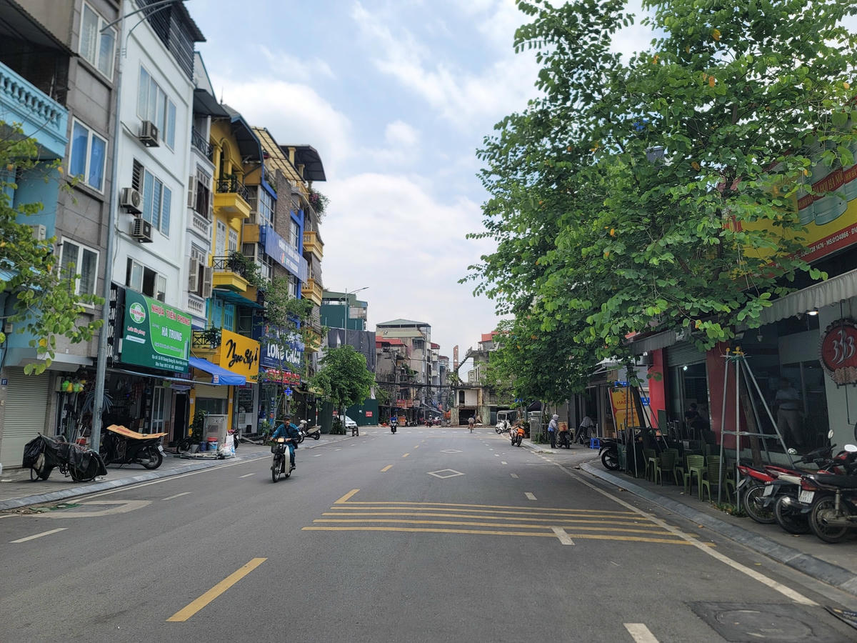 Đoạn đầu phố Chương Dương Độ là con đường được mở  rộng rãi, khiến cho con phố trở nên sạch đẹp, giao thông thuận lợi.