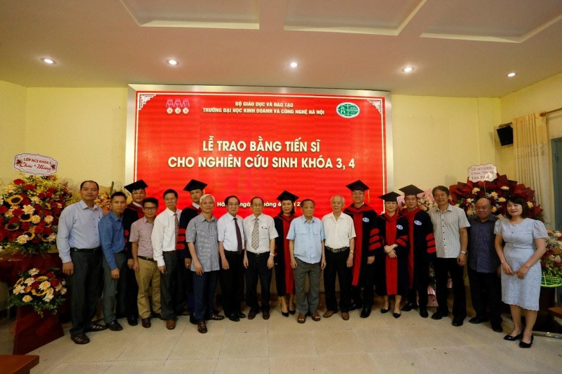 Đại diện Lãnh đạo Nhà trường chụp ảnh lưu niệm với các Tân Tiến sĩ.