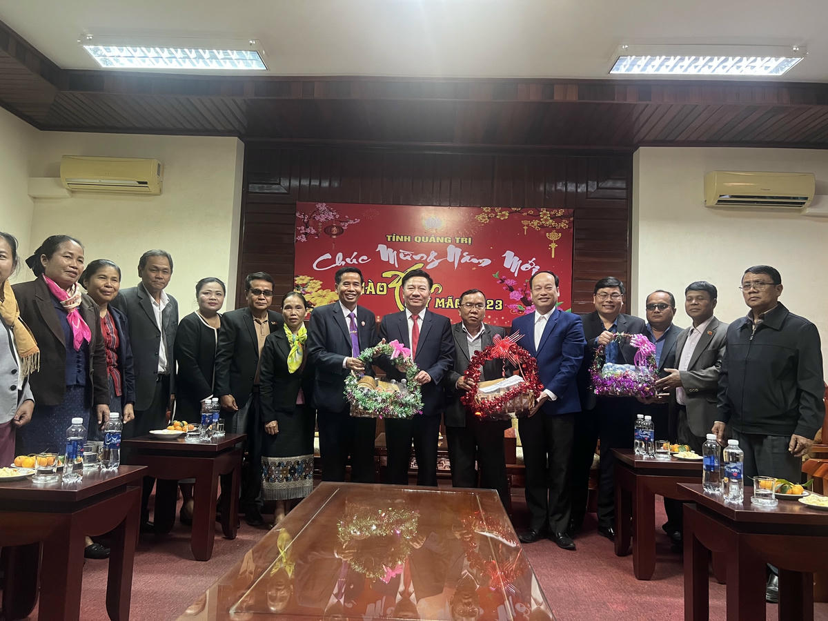 Đoàn đại biểu Ủy ban Mặt trận Lào XDĐN tỉnh Salavan đến thăm và chúc Tết tại tỉnh Quảng Trị.