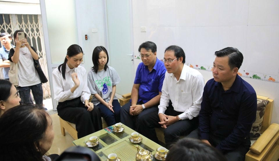 Đoàn công tác của Ủy ban Mặt trận Tổ quốc Việt Nam TP Hà Nội và Ủy ban Mặt trận Tổ quốc Việt Nam TP Hồ Chí Minh đến thăm hỏi, hỗ trợ trực tiếp cho 4 hộ gia đình bị thiệt hại do hỏa hoạn đang tạm cư của phường Khương Đình, quận Thanh Xuân.