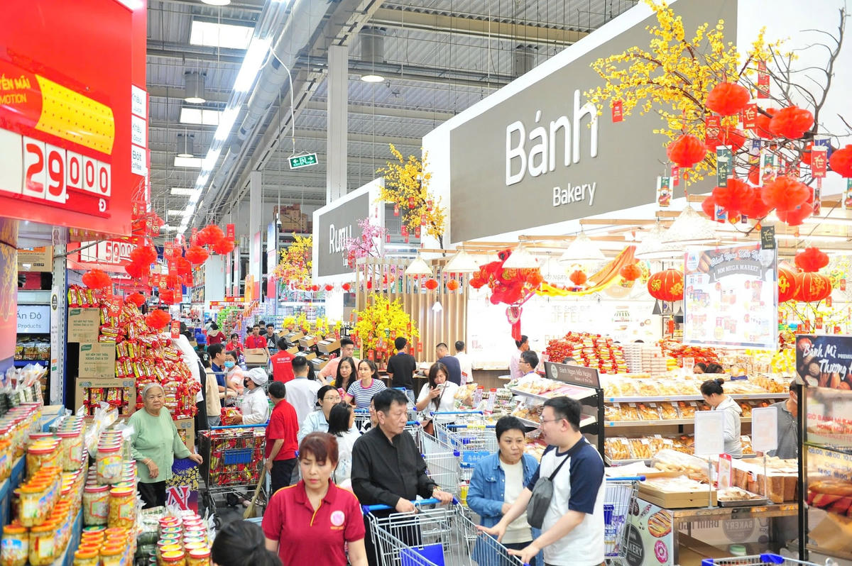 Lượng khách hàng mua sắm tăng cao tại các hệ thống bán lẻ hiện đại.