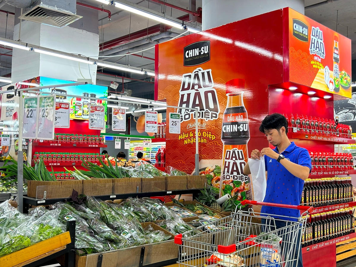 Khách hàng mua sắm tại siêu thị WinMart (1)