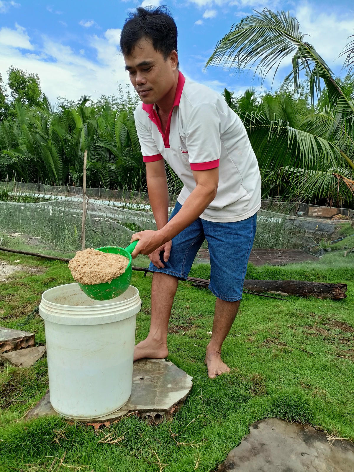 Ông Tính giới thiệu quy trình ủ lên men vi sinh vừa tạo thức ăn cho thuỷ sản nuôi, vừa làm sạch môi trường nước.