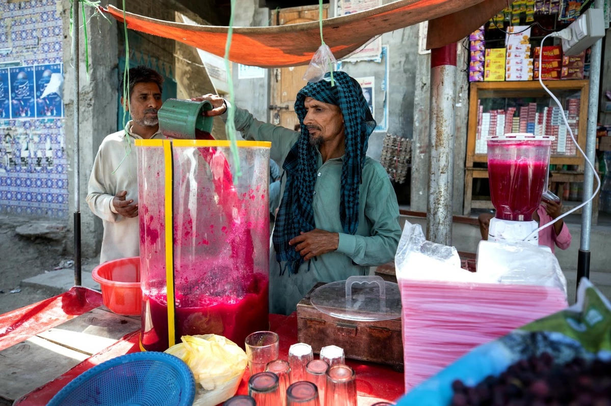 Những xe nước trái cây giải khát ở Jacobabad. Ảnh: VICE.