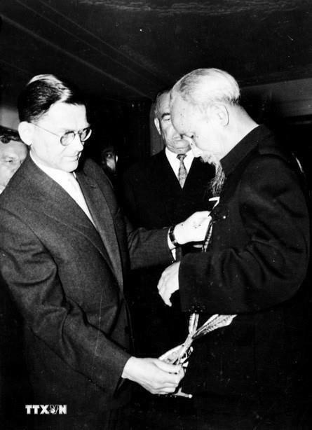 Đại diện Hội đồng Quốc gia Ba Lan trao tặng Huân chương Phục Hưng cho Chủ tịch Hồ Chí Minh - Huân chương cao quý nhất của Ba Lan (24/7/1957). (Ảnh: TTXVN)