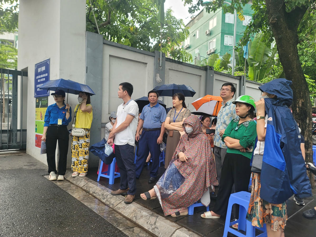 Sáng nay, thí sinh thi môn Ngữ văn theo hình thức thi tự luận, trong thời gian 120 phút. Đây cũng là môn phụ huynh phải chờ lâu nhất.