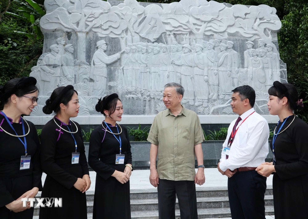Chủ tịch nước Tô Lâm với đồng bào các dân tộc tỉnh Cao Bằng trước Bức phù điêu 34 chiến sỹ Đội Việt Nam Tuyên truyền giải phóng quân tại Khu Di tích Quốc gia đặc biệt rừng Trần Hưng Đạo. (Ảnh: Nhan Sáng/TTXVN) ttxvn_to_lam_7.jpg