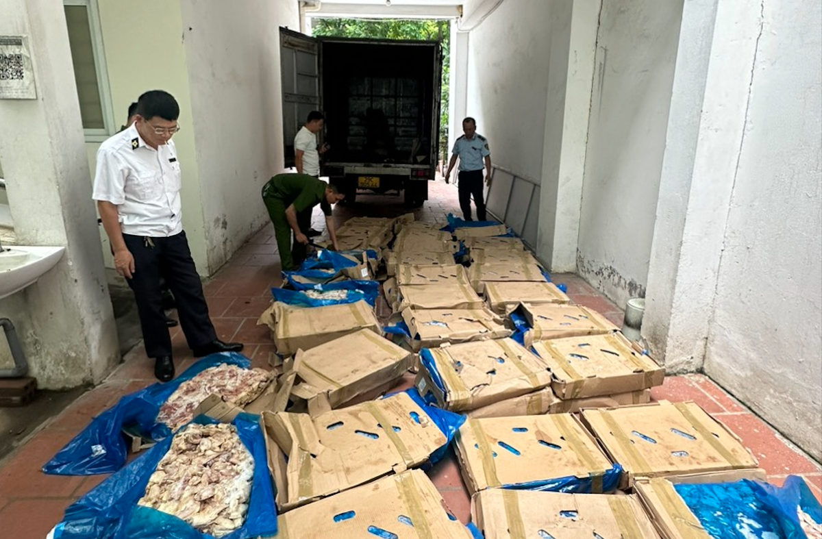 Lực lượng liên ngành kiểm tra cánh gà có dấu hiệu nhập lậu. Ảnh QLTT Hà Nội