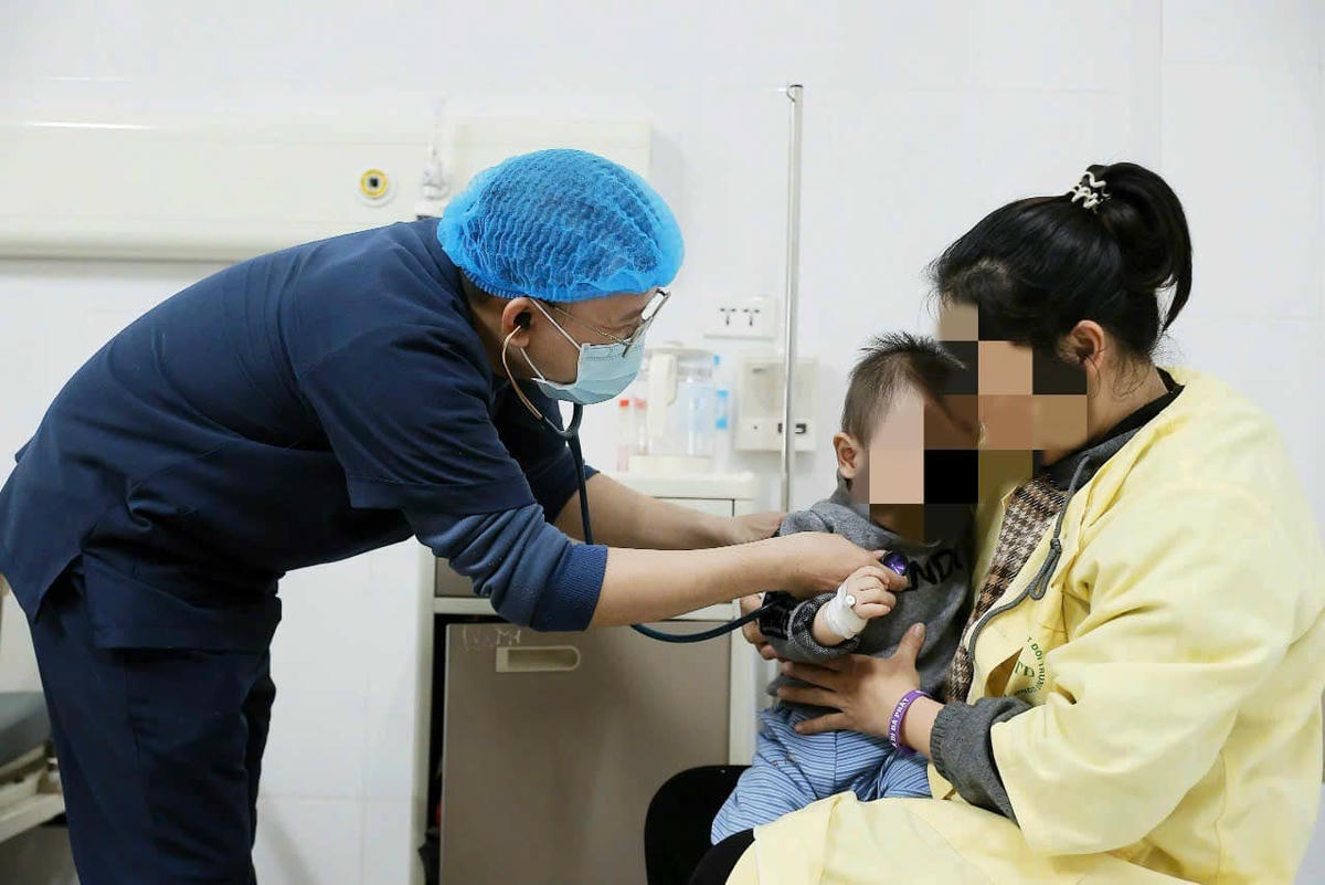 Điều trị cho bệnh nhi mắc cúm tại Bệnh viện Bệnh Nhiệt đới Trung ương. Ảnh: BVCC.