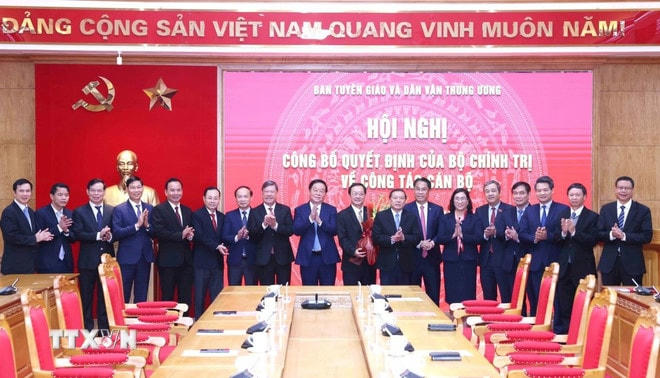 Lãnh đạo Ban Tuyên giáo và Dân vận Trung ương tặng hoa chúc mừng ông Huỳnh Thành Đạt. (Ảnh: Phương Hoa/TTXVN) ttxvn-ong-huynh-thanh-dat-giu-chuc-pho-truong-ban-tuyen-giao-va-dan-van-trung-uong-1702-3.jpg