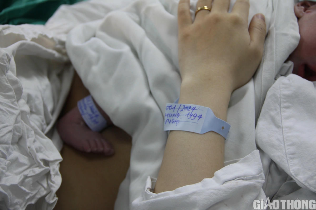 Hình ảnh công dân nhí đầu tiên của năm 2024 chào đời ở Hà Nội- Ảnh 8.