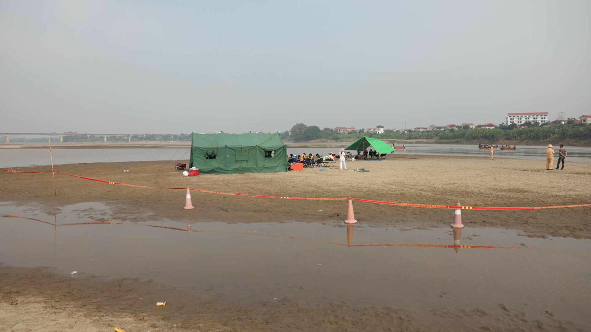 Vụ việc thương tâm xảy ra vào khoảng 16h ngày 18/11, khi 6 học sinh tắm ở sông Hồng, đoạn chạy qua khu 1, xã Hiền Quan thì 5 cháu mất tích. Ảnh Tuấn Trung.
