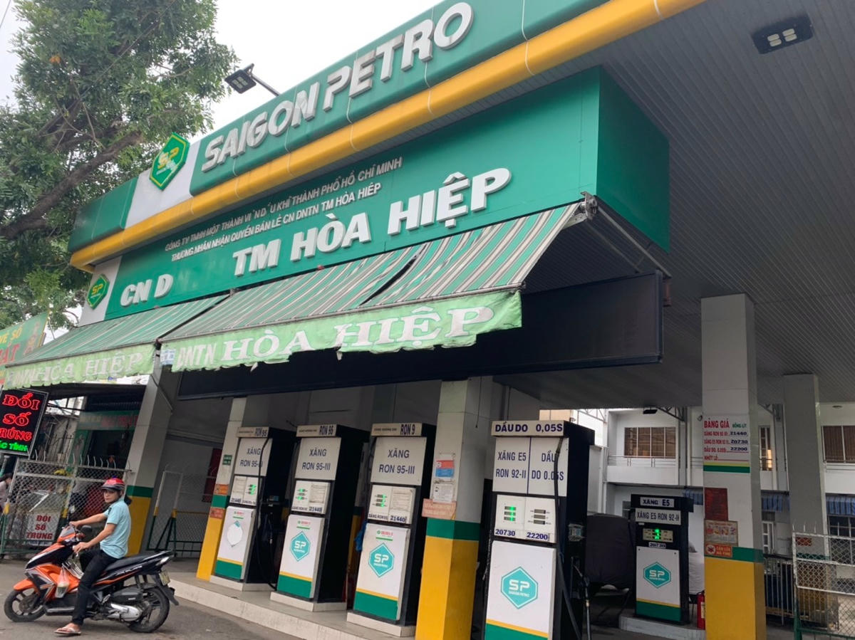 Không ít cửa hàng thông báo hết xăng nhưng vẫn bán dầu bình thường.