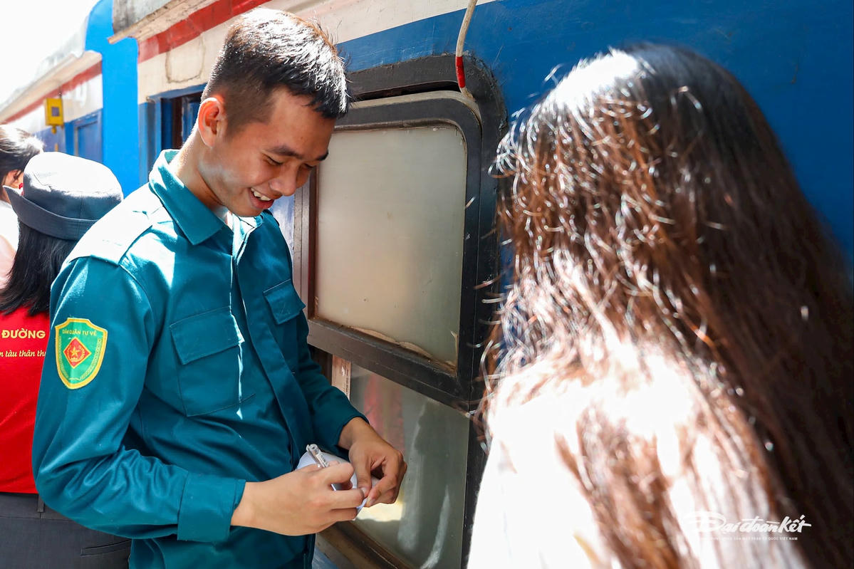 Hình ảnh Dân quân tự vệ ký tên, và những lời chúc trước khi trở vào miềnNam công tác.