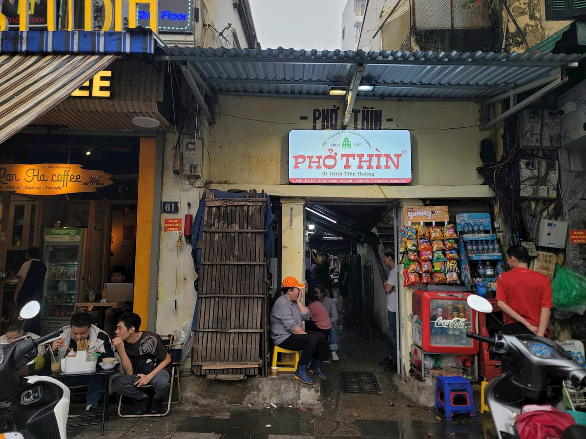 Anh Bùi Chí Thành, 35 tuổi, chủ cửa hàng phở Thìn tại số 61 Đinh Tiên Hoàng cho biết, anh rất buồn khi nghe thông tin phải di dời để thực hiện dự án, nhưng Nhà nước có chủ trương thì anh cũng đồng thuận và chấp hành. Ảnh: Quốc Thanh.