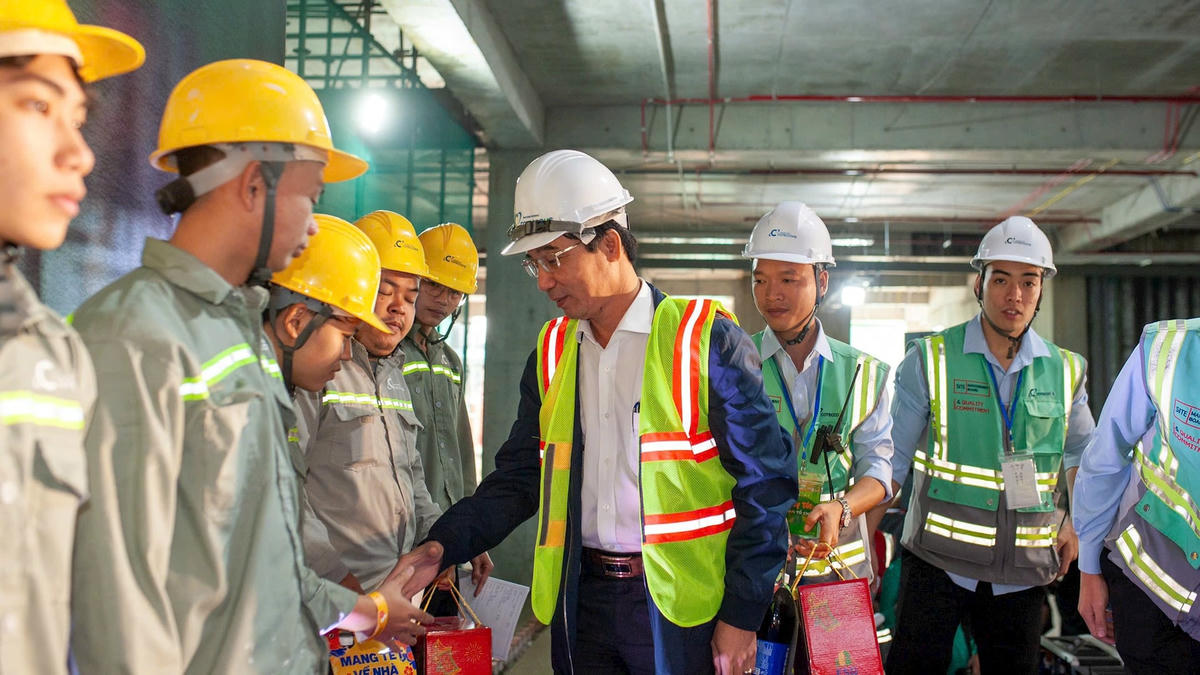 Phó Chủ tịch UBND thành phố Đà Nẵng Trần Chí Cường trao quà Tết Ất Tỵ cho công nhân và người lao động tại một công trường xây dựng trên địa bàn phường Chính Gián, quận Thanh Khê sáng 7/1. Ảnh: Thanh Tùng.