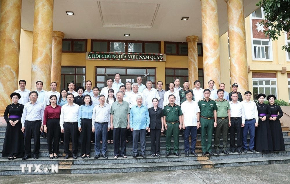 Tổng Bí thư, Chủ tịch nước Tô Lâm cùng các đại biểu chụp ảnh chung. (Ảnh: Trí Dũng/TTXVN) TTXVN_1209 Tong Bi thu Tuyen Quang 7.jpg