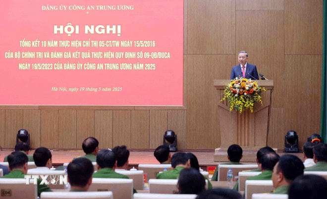 Tổng Bí thư Tô Lâm phát biểu chỉ đạo. (Ảnh: Phạm Kiên/TTXVN) ttxvn-tong-bi-thu-du-hoi-nghi-cua-bo-cong-an-tong-ket-10-nam-thuc-hien-chi-thi-so-05-cttw-1905-2.jpg