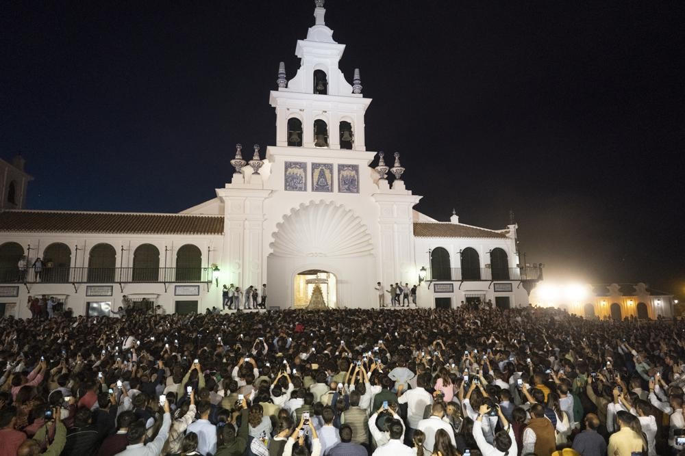 Những người hành hương dâng Đức Trinh Nữ El Rocio bên ngoài đền thờ ở El Rocio, gần Almonte, Tây Ban Nha. Ảnh: AP.