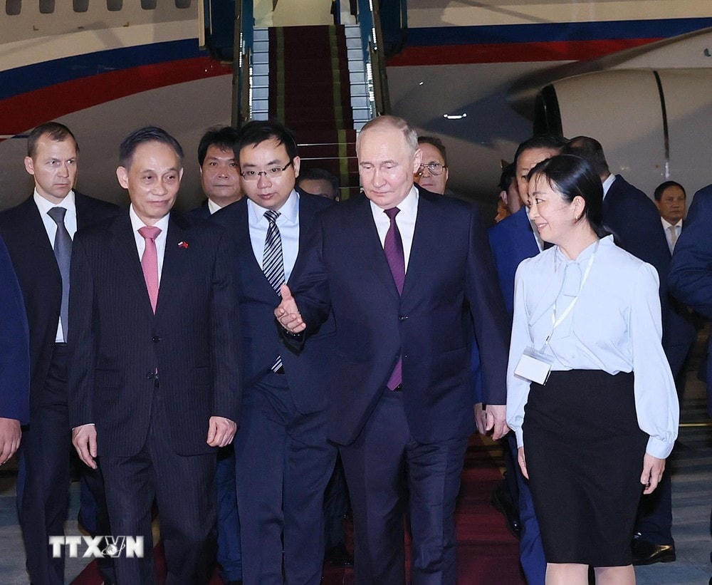 Lễ đón Tổng thống Liên bang Nga Vladimir Putin tại Sân bay Quốc tế Nội Bài. (Ảnh: An Đăng/TTXVN) ttxvn_tong_thong_lb_nga_vladimir_putin_den_ha_noi_2006-9.jpg