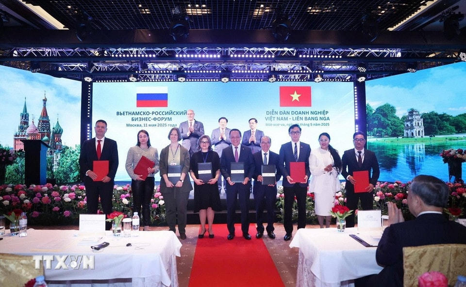 Lễ trao các văn kiện hợp tác giữa doanh nghiệp hai nước. (Ảnh: Thống Nhất/TTXVN)