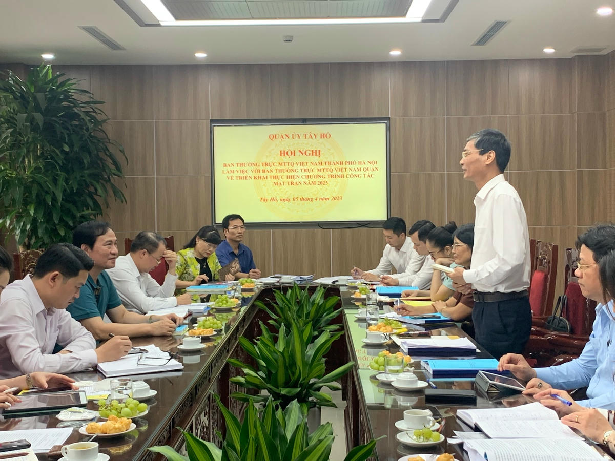 Quang cảnh buổi làm việc.