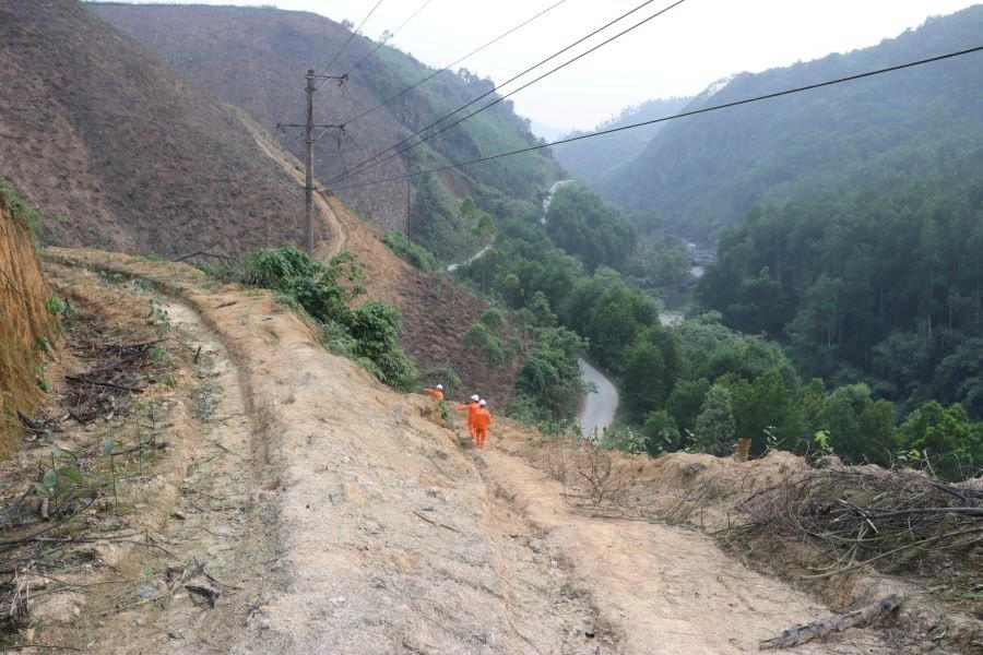 Kiểm tra các vị trí xung yếu, có nguy cơ bị sạt lở trong mùa mưa bão.