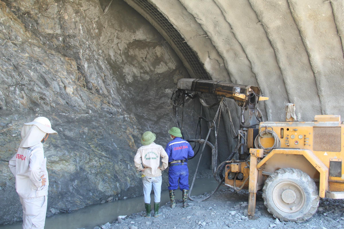 Giữa cái nắng oi ả, đội ngũ kỷ thuật của CIENCO 4 vẫn đang hối hả khoan hầm, nhằm đảm bảo tiến độ.