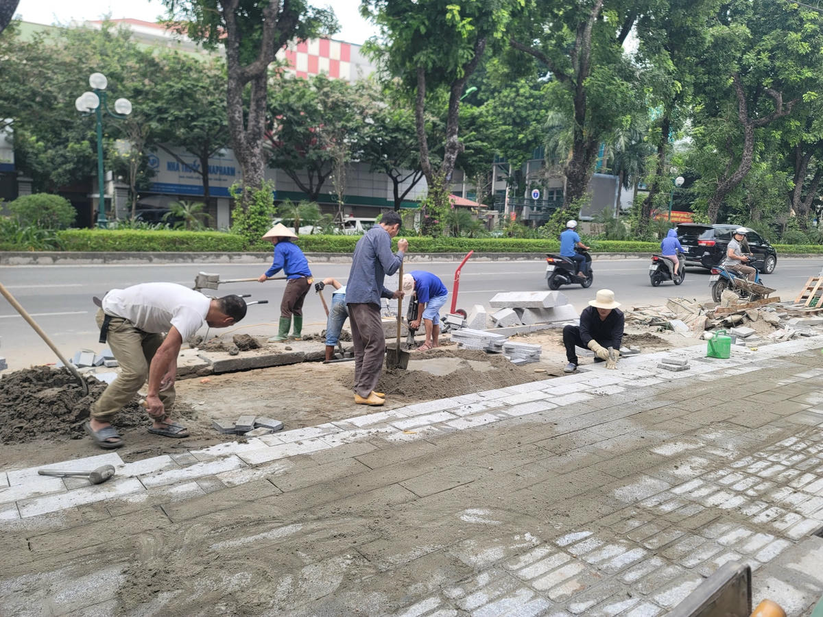 Đơn vị thi công vỉa hè phố Giảng Võ.