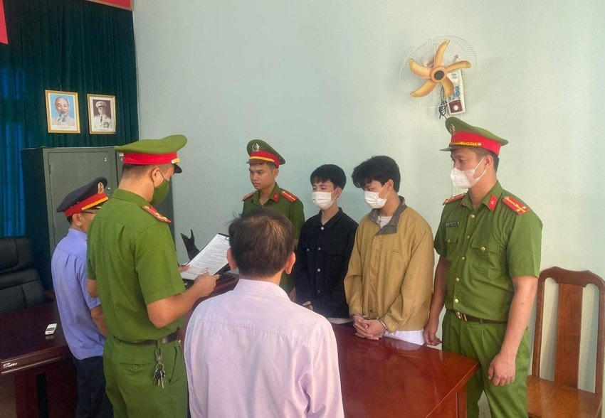 Lực lượng chức năng đọc lệnh khởi tố bị can.