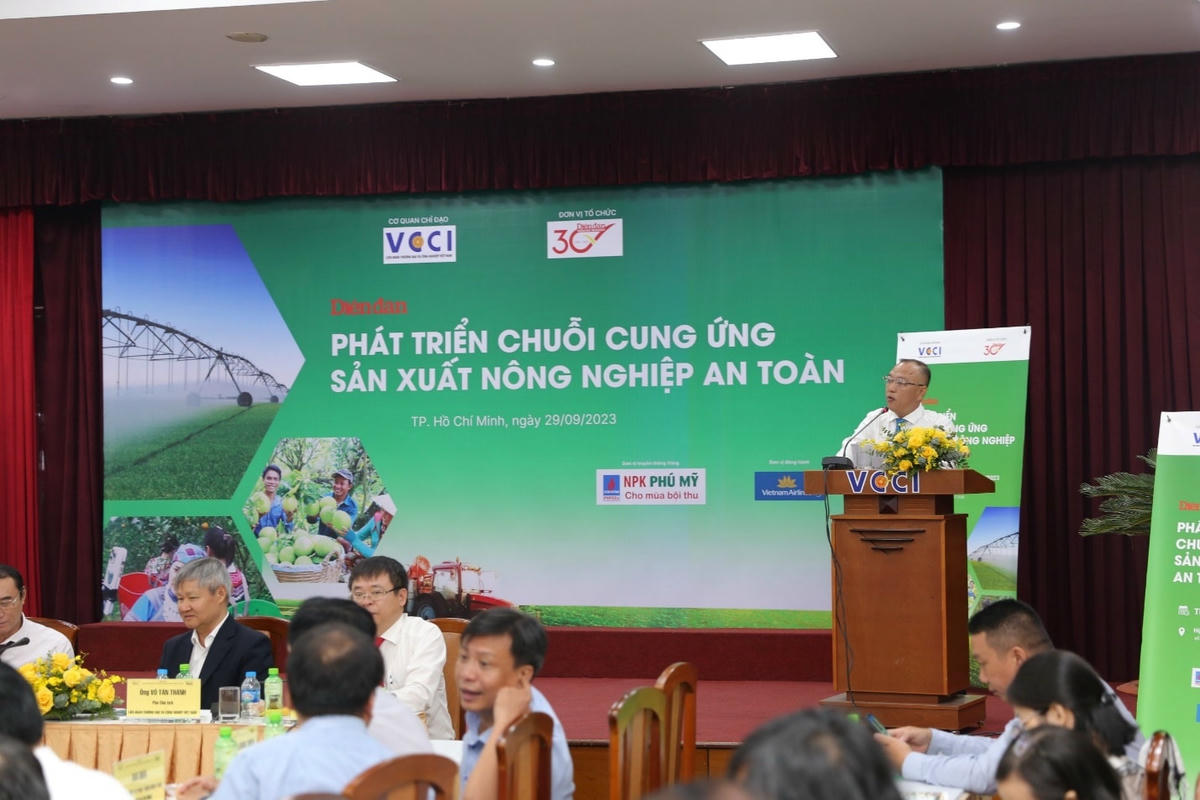 Nhà báo Phạm Hùng - Phó Tổng Biên Tập Tạp chí Diễn đàn Doanh nghiệp, Trưởng ban tổ chức Diễn đàn.