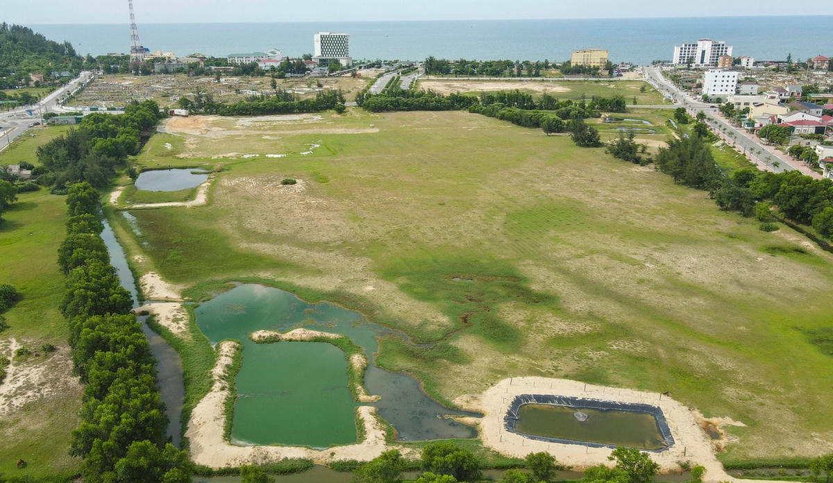 Các hồ sâu chứa nước thải của Khu du lịch Thiên Cầm để lộ thiên, bốc mùi hôi thối, ảnh hưởng đến cuộc sống người dân. Ảnh H.N. (2)