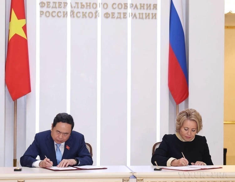 Chủ tịch Quốc hội Trần Thanh Mẫn và Chủ tịch V.I Matvienko ký Thỏa thuận hợp tác giữa Quốc hội Việt Nam và Hội đồng Liên bang Quốc hội Liên bang Nga (Moskva, 9/9/2024). (Ảnh: Thống Nhất/TTXVN)