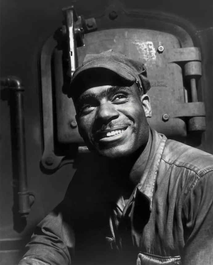 Chân dung một công nhân trong nhà máy. Ảnh: The Guardian.