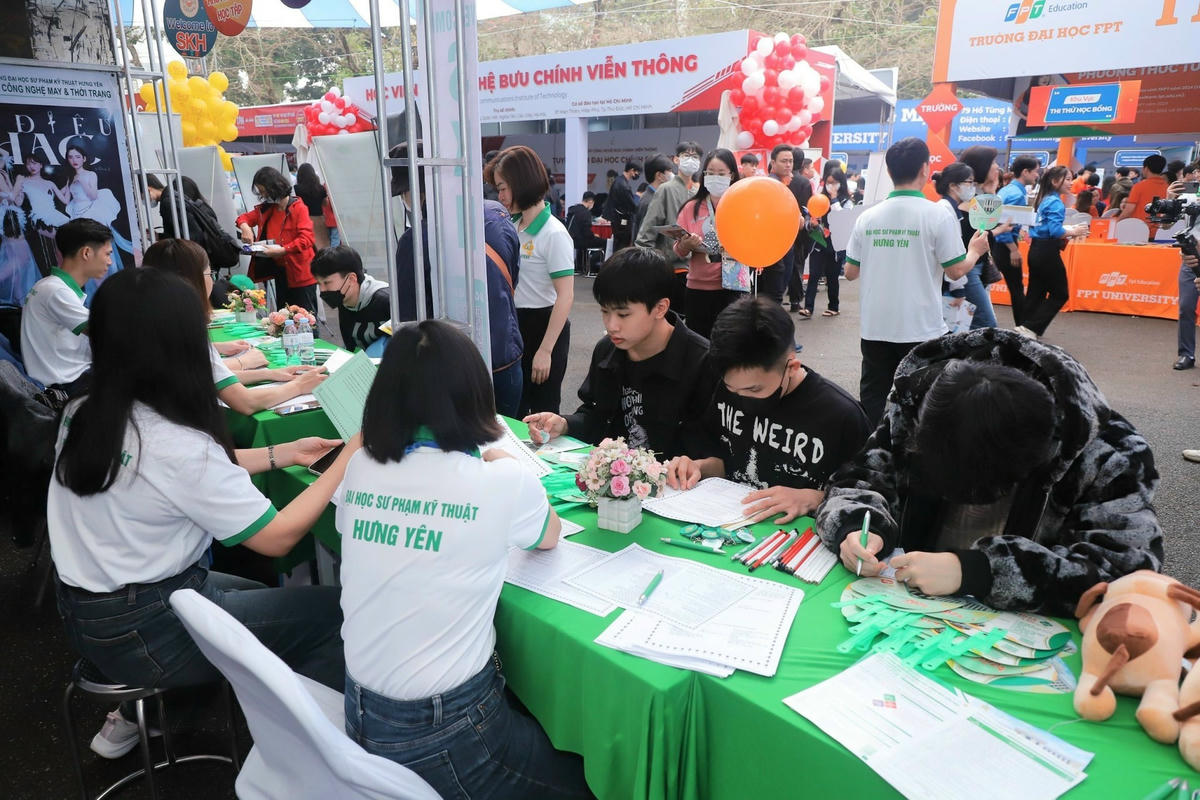 Thí sinh tìm hiểu thông tin tuyển sinh của trường đại học.