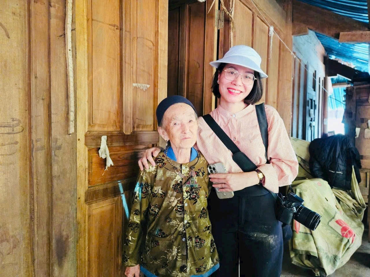 Nhà báo Chu Thị Khánh Ly trong một chuyến công tác