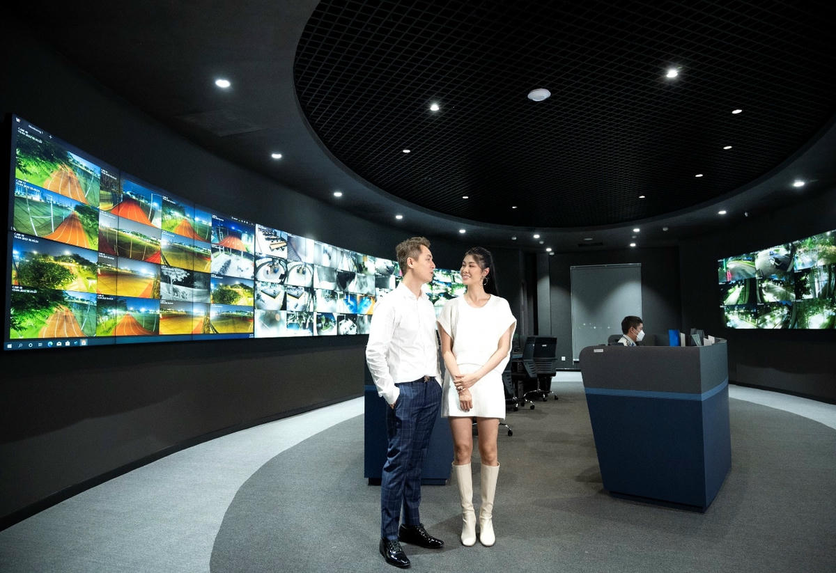 Vợ chồng ca sĩ còn tham quan trung tâm an ninh Aqua Security Center quy mô 7.000 m2.