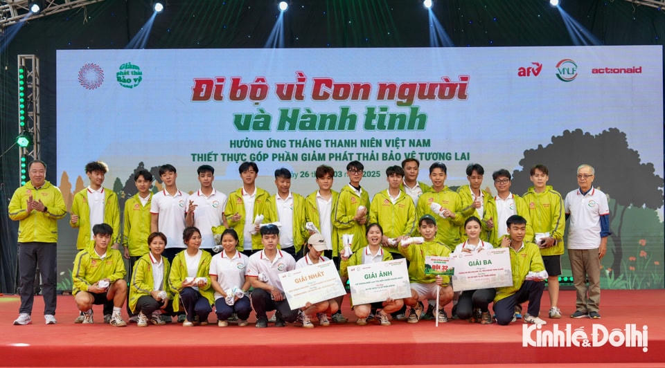 Phó Tổng Biên tập Báo Kinh tế & Đô thị Nguyễn Xuân Khánh và ông Bùi Bá Bình - Phó Chủ tịch Hội đồng quản lý Quỹ hỗ trợ chương trình, dự án an sinh xã hội Việt Nam (AFV) trao giải Nhất Cuộc thi ảnh cho đội 32.