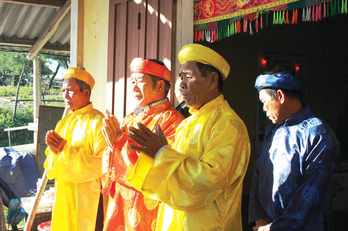 Các bô lão thực hiện nghi thức ở lăng vạn Hải Ninh.  