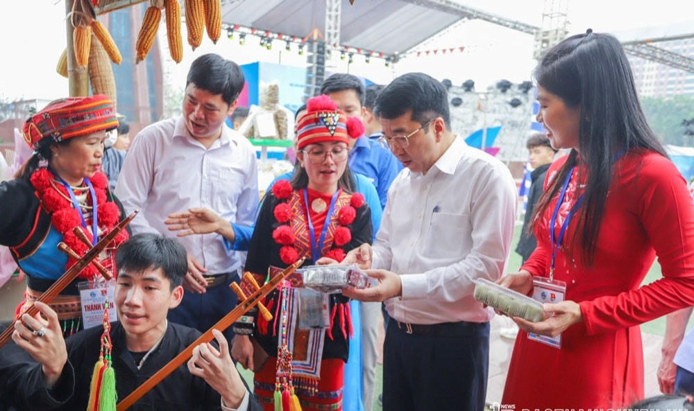 Các đại biểu thăm gian hàng tại Ngày hội.