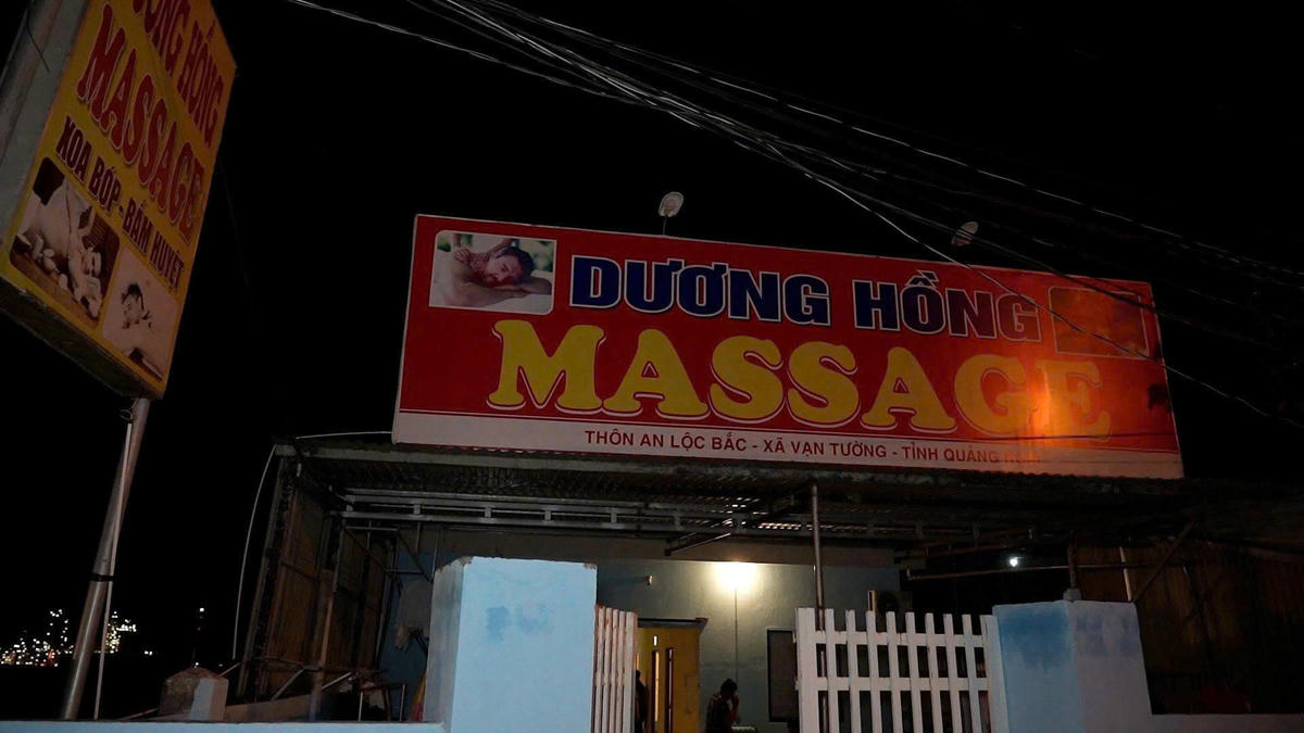 Đột kích cơ sở massage tại cơ sở Dương Hồng. Ảnh: Công an cung cấp.