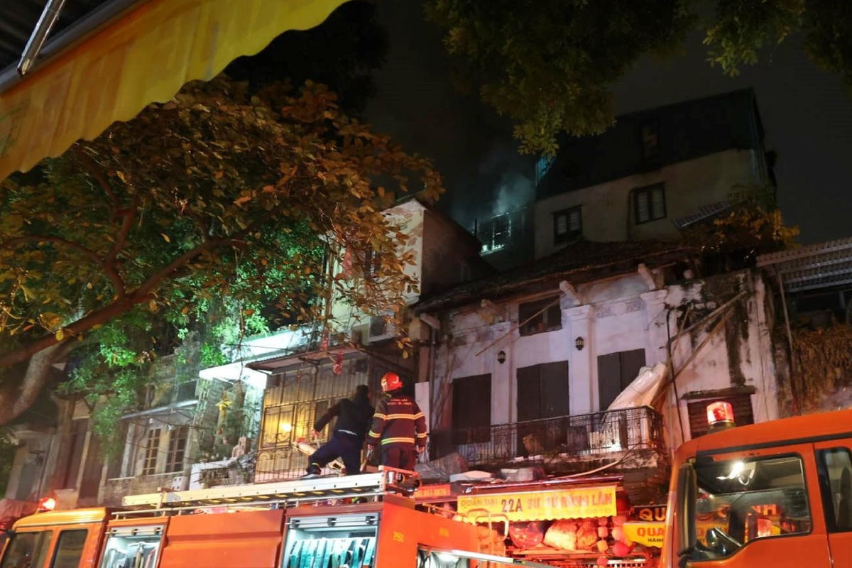 Lực lượng cứu hỏa khống chế được vụ cháy. Ảnh: VietNamNet.