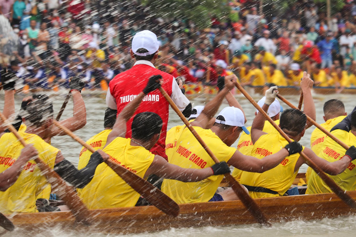 Trai bơi, gái đua là những thanh niên dạn dày sông nước. Họ chỉ được ăn cơm rang giòn trước khi xuống thuyền để đủ dẻo dai đưa thuyền về đích. Mỗi cuộc đua bơi thường có 14-16 cặp. Trai bơi dùng mái chầm, nữ đua dùng mái chèo, đoạn đường bơi dài từ 18 - 24km.