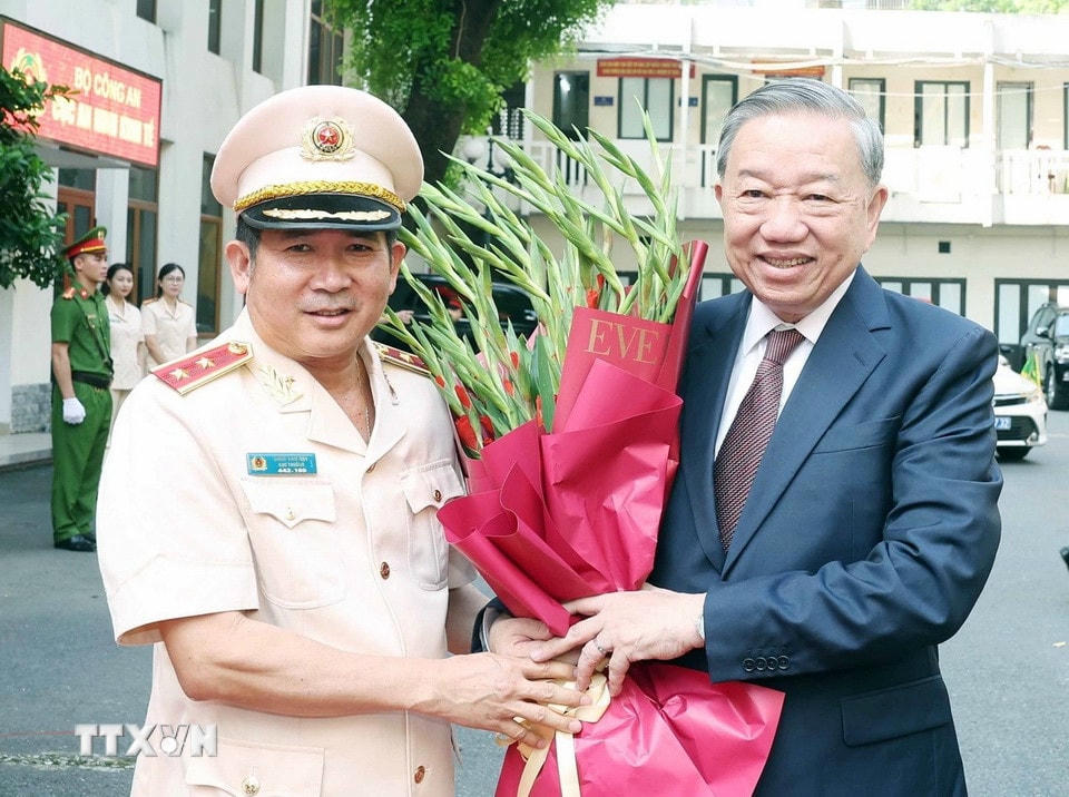 Trung tướng Đinh Văn Nơi, Cục trưởng Cục An ninh chính trị nội bộ đón Tổng Bí thư Tô Lâm. (Ảnh: Thống Nhất/TTXVN)