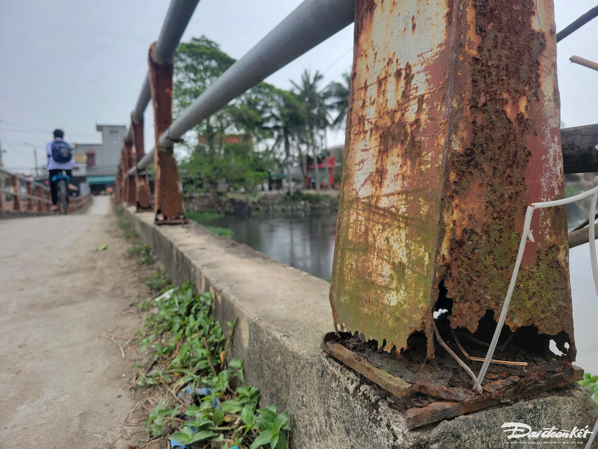 Phần trụ lan can bị hoen gỉ, mất chân, làm giảm khả năng chịu lực và ổn định của toàn bộ hệ thống lan can,