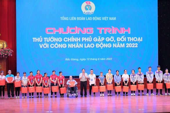 Thủ tướng Phạm Minh Chính tặng quà cho công nhân, lao động khó khăn.