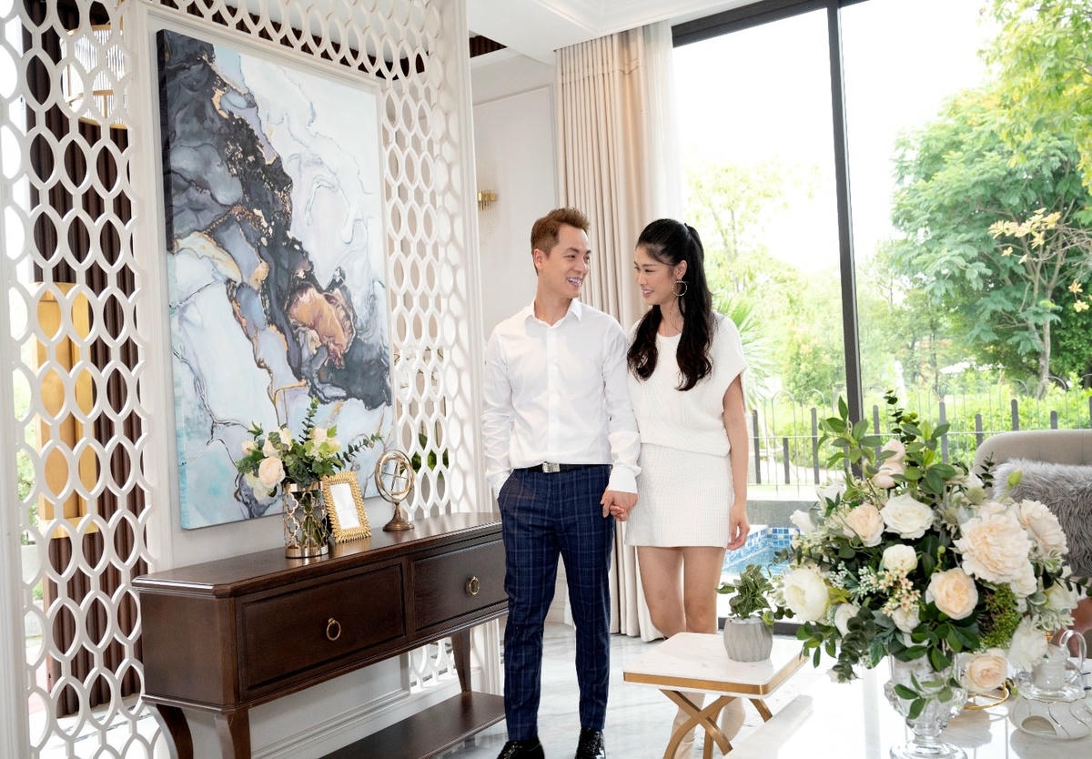 Đăng Khôi và Thủy Anh thích biệt thự mang phong cách bán cổ điển với lối thiết kế mở đặc trưng, tối ưu những mảng cửa kính lớn để đón ánh sáng tự nhiên.